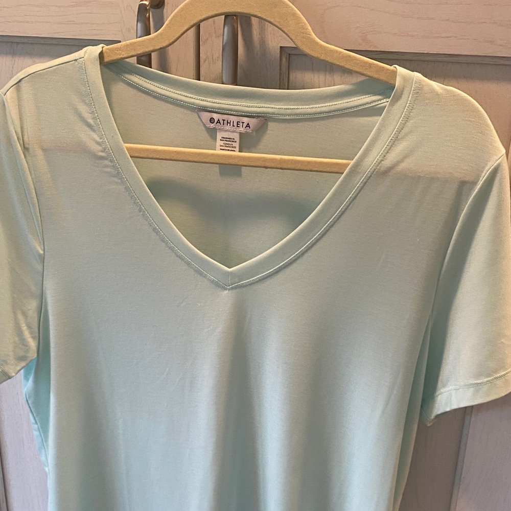 NWOT Athleta Mint Green V-Neck Short Sleeve Tee